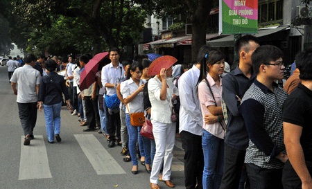 Những ngày qua, ngày nào cũng có hàng vạn người xếp hàng kéo dài hàng cây số trên đường Hoàng Diệu, Điên Biên Phủ chờ vào viếng Đại tướng Võ Nguyên Giáp.